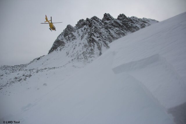 Das Schneebrett vom vorigen Bild aus der Nähe: Kammnaher Anriss. Kleine Lawine (Foto: 15.12.2022)