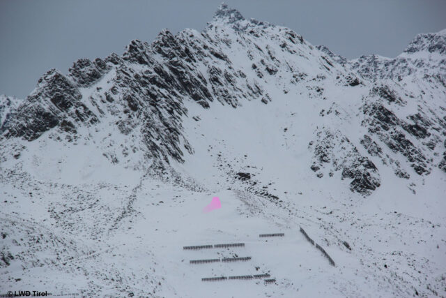 Typisch für die aktuelle Situation: Wenig Schnee. Dennoch können Lawinen durch WintersportlerInnen ausgelöst werden. Hier im Bild ein kleines, kammnahes Schneebrett in der Silvretta (Foto: 15.12.2022)