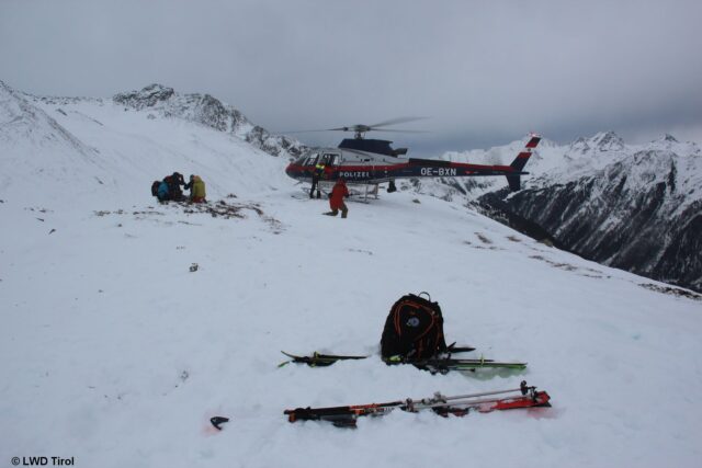 Während eines Lawinenkommissionskurses wurde mit Hubschrauberunterstützung (hier im Bild der Landeshubschrauber) verschiedene Lawineneinsatz-Szenarien trainiert (Foto: 15.12.2022)