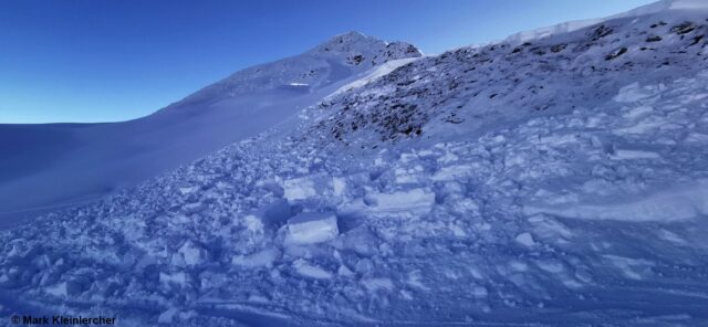 Schneebrettlawine Nahbereich Skizentrum St. Jakob i.D. (Foto: 17.12.2022) Schneebrettlawine Nahbereich Skizentrum St. Jakob i.D. (Foto: 17.12.2022)