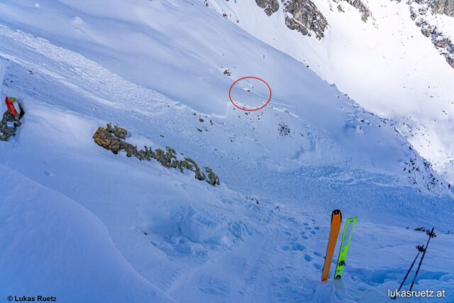Foto vom Anriss Pirchkogel / Ht. Grieskogel auf 2660 Nord. Eingekreist: Aufstiegs- und Abfahrtsspur eines Wintersportlers. Vieles spricht dafür, dass die Lawine durch eine Person im Aufstieg im Bereich des Kreises fernausgelöst wurde. (Foto: 26.12.2022)