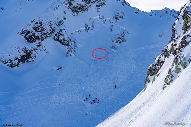 Im unmittelbaren Nahbereich der Pirchkogellawine löste sich eine Schneebrettlawine als sich ein Wintersportler im Bereich der Ellipse bei der Abfahrt befand (Foto: 26.12.2022)