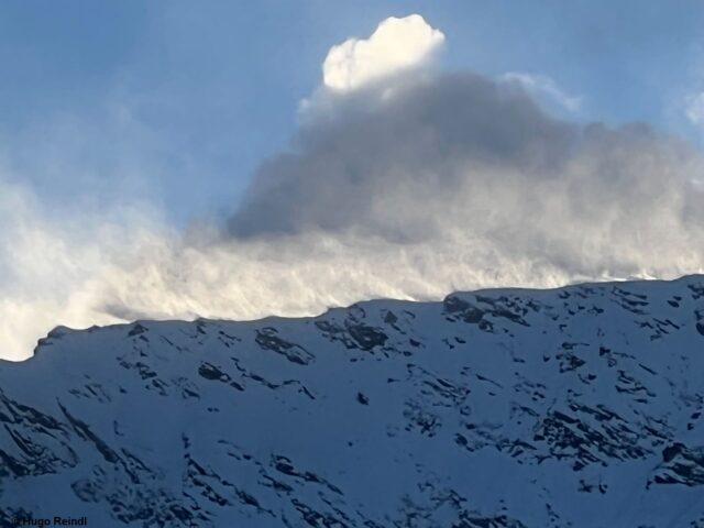 Der Wind wehte kürzlich in der Höhe sehr stark. Hier ein Bild von Schneeverfrachtungen in der Gurgler Gruppe (Foto: 26.12.2022)