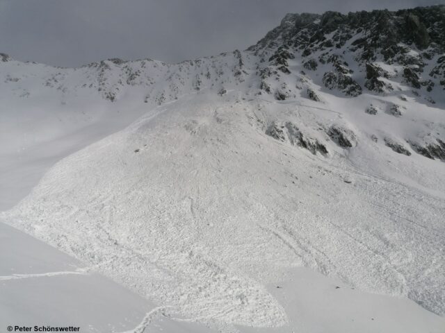 Lawinenabgang Rietzer Grießkogel vom 27.12.2022. Lawine wurde im Aufstieg fernausgelöst. Person wurde teilverschüttet. 2700m. SW
