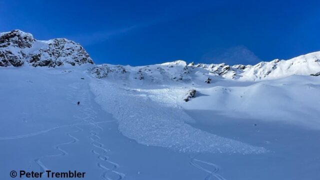 Lawinenauslösung Weißer Knoten in der Glocknergruppe vom 27.12.2022. Der Bruch breitete sich orographisch links noch weiter aus. ca. 2600m, Ost