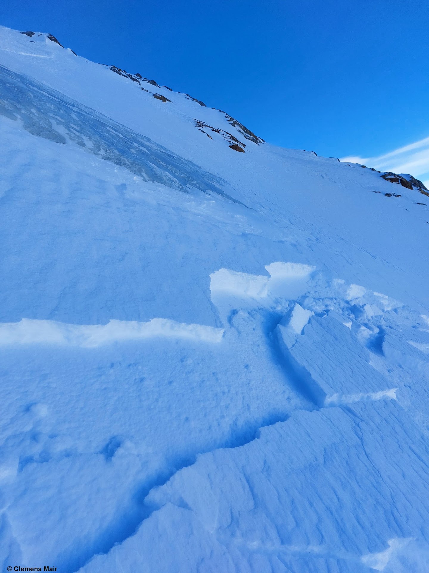 Frischen Triebschnee und teilweise schwachen Altschnee beachten – Gefahrenbereiche nehmen mit der Höhe zu