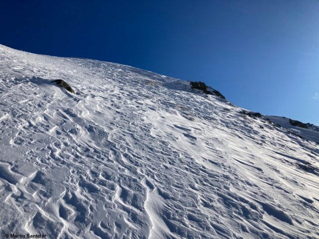 Die Schneeoberfläche ist aktuell sehr unregelmäßig. Samnaungruppe (Foto: 10.01.2023)