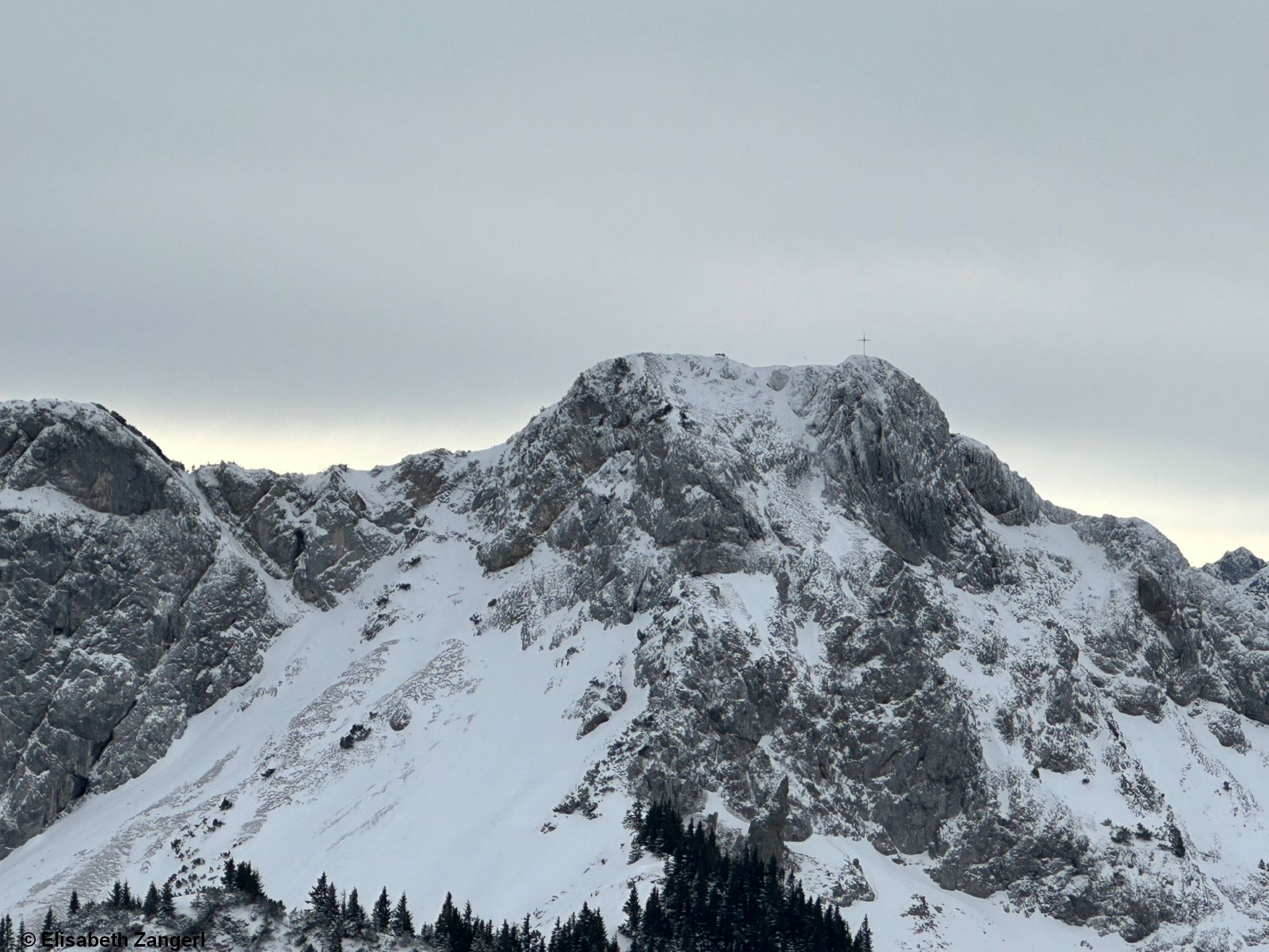 Abfolge von Warm- und Kaltfronten – sehr windig – Unverändert: Altschnee- und Triebschneeproblem