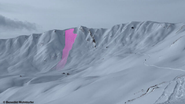 Eine Schneebrettlawine, die sich im kammnahen Gelände löste, als Skifahrer in den Hang einfuhren. Greitspitze, Samnaungruppe im Grenzgebiet Tirol/Schweiz. 2700m. SO (Foto: 14.01.2023) Eine Schneebrettlawine, die sich im kammnahen Gelände löste, als Skifahrer in den Hang einfuhren. Greitspitze, Samnaungruppe im Grenzgebiet Tirol/Schweiz. 2700m. SO (Foto: 14.01.2023)