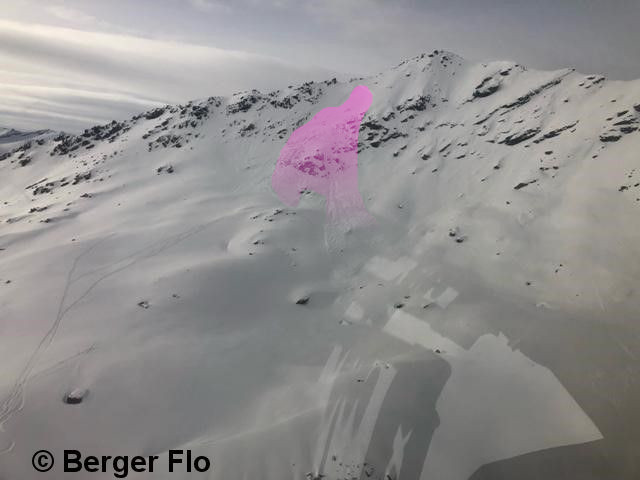 Schneebrett im kammnahen Gelände nach Einfahrt von Skifahrern in den extrem steilen O-Hang auf 2800m. Altschneeproblem (Foto: 14.01.2023) Schneebrett im kammnahen Gelände nach Einfahrt von Skifahrern in den extrem steilen O-Hang auf 2800m. Altschneeproblem (Foto: 14.01.2023)