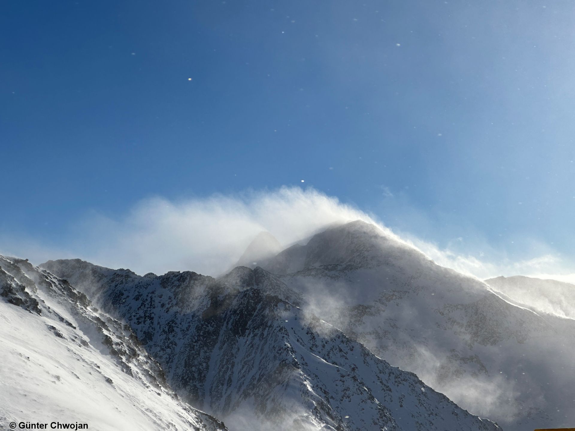 Frischer Triebschnee lässt sich leicht durch Wintersportler stören. Stellenweise Altschneeproblem beginnend von etwa 2200m aufwärts beachten.