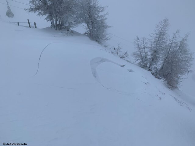 Hohe Störanfälligkeit der Schneedecke, dort wo kalter lockerer Pulverschnee von Triebschnee überlagert wurde. Bergeralm - Zentrale Stubaier Alpen (Foto: 21.01.2023)