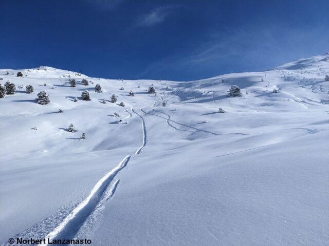 Die vergangene Woche war doch auch mancherorts von gutem Pulverschnee und wenig Steinkontakt geprägt. Östliche Tuxer Alpen (Foto: 22.01.2023)