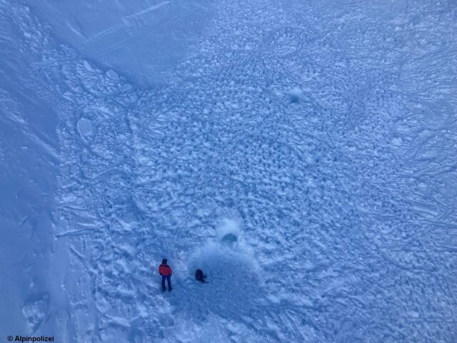 Rechts neben dem Alpinpolizisten erkennt man die zwei Verschüttungsstellen im unmittelbaren Nahbereich. (Foto: 26.01.2023)
