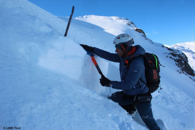 Stabilitätsuntersuchungen am Lawinenanriss. Das Gelände ist dort bis zu 45° steil. (Foto: 26.01.2023)