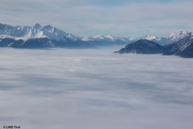 Nebel über dem Inntal. Nebel fördert während klarer Nächte die Bildung von Oberflächenreif (Foto: 26.01.2023)