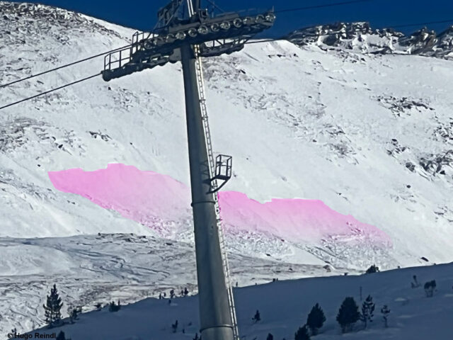 Spontanes Schneebrett auf 2500m SSW in der Gurgler Gruppe. Frischer Triebschnee als Zusatzbelastung. (Foto: 01.02.2023)