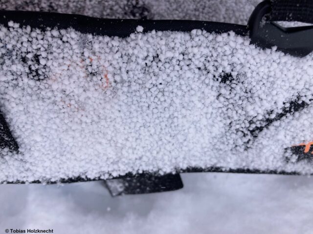 Aus dem ganzen Land gingen heute am 02.02. zahlreiche Meldungen über Graupel ein. Massivere Graupeleinlagerungen können ebenso Schwachschichten für Schneebrettlawinen bilden. Weißkugelgruppe