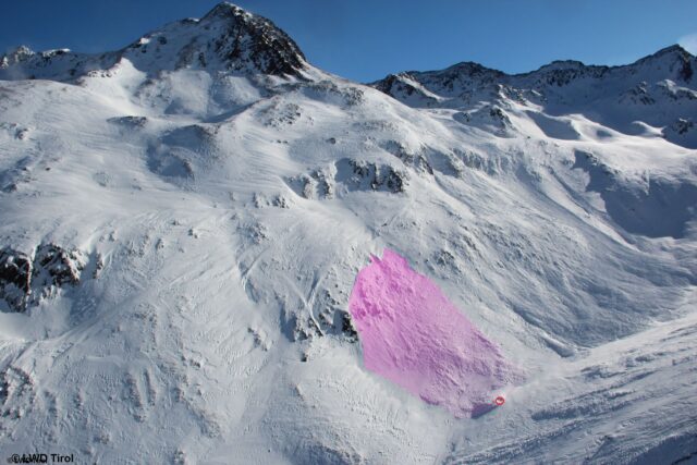 Lawinenunfall Königstal vom 03.02.2023. Der Kreis symbolisiert die Verschüttungsstelle. Das Foto wurde zwei Tage nach dem Lawinenunfall aufgenommen. Gut zu erkennen, die aufgrund von Schneefall und Sturm bedingte hohe spontane Lawinenaktivität im Nahbereich der Unfalllawine. Die Lawine löste sich auf 2500m in einem extrem steilen SW-Hang. Die Lawine war ca. 100m breit und 200m lang. (Foto: 05.02.2023)
