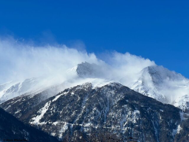 Der Sturm auf den Bergen war am 04.02. außergewöhnlich. Durch die großräumigen Verfrachtungen und die dadurch bedingte Zusatzbelastung lösten sich einige Lawinen spontan. Bergerkogel im Villgratental (Foto: 04.02.2023)