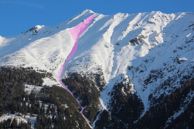 Lawinenabgang Hoher Aifner. Die Person wurde beim Knick im Bereich der Waldgrenze aufgefunden. Die Lawine löste sich in einer Seehöhe von etwa 2700m in einem 40° steilen SO-Hang.