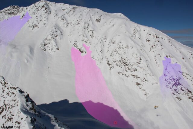 Magenta: Unfalllawine mit Verschüttungsstelle. Die Lawine war ca. 80m breit und 400m lang und löste sich auf ca. 2400m in einem extrem steilen SO-Hang. Violett: Kürzlich abgegangene spontane Lawinen (Foto: 05.02.2023)