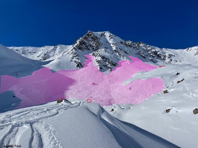 Lawine Wannenkar mit Einfahrtsspur und Verschüttungsstelle (verdeckt hinter der Geländekuppe). Die Lawine löste sich in einer Höhe von etwa 2600m in einem extrem steilen SO-Hang. Die Lawine war ca. 200m lang und 350m breit. (Foto: 07.02.2023)