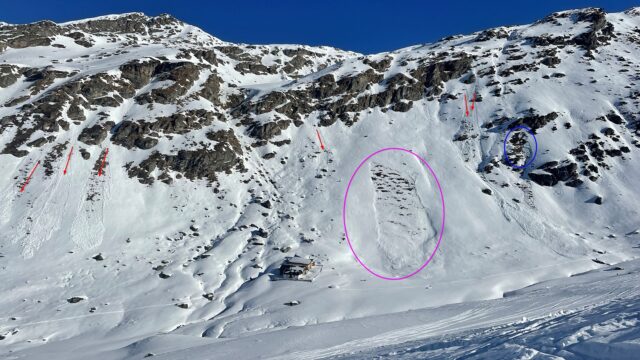 Die roten Pfeile zeigen auf kürzlich abgegangene Lockerschneerutsche. Die blaue Ellipse umrahmt einen Gleitschneerutsch, die Ellipse in magenta zeigt eine ca. 10 Tage alte Schneebrettlawine. Westliche Tuxer Alpen. (Foto: Hubert Gogl, 15.02.2023)