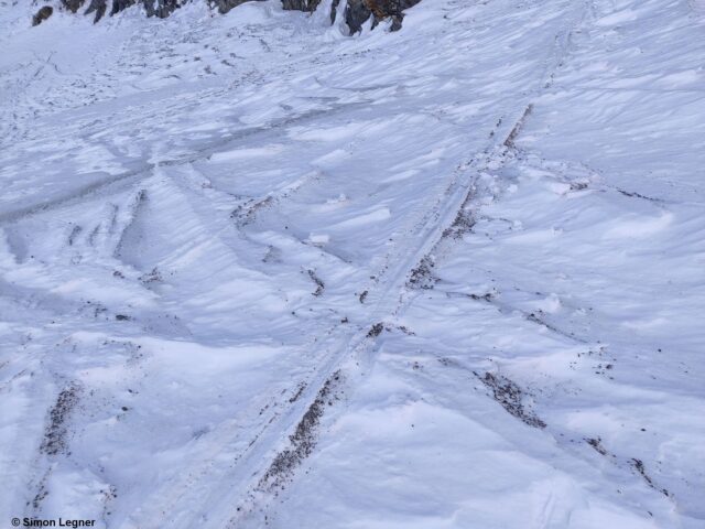 Wie vom Fotografen dieses Bildes treffend geschildert: Der Wind lag am vergangenen Wochenende "über Steinverfrachtungsstärke" Region Sellrain-Alpeiner Berge (Foto: 19.02.2023) Wie vom Fotografen dieses Bildes treffend geschildert: Der Wind lag am vergangenen Wochenende "über Steinverfrachtungsstärke" Region Sellrain-Alpeiner Berge (Foto: 19.02.2023)