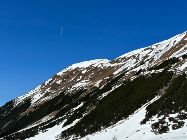 Ähnlich in weiten Teilen Tirols: An Sonnenhängen findet man bis in größere Höhen kaum mehr eine zusammenhängende Schneedecke (Foto: 21.02.2023; (c) Stefan Zangerl) Ähnlich in weiten Teilen Tirols: An Sonnenhängen findet man bis in größere Höhen kaum mehr eine zusammenhängende Schneedecke (Foto: 21.02.2023; (c) Stefan Zangerl)