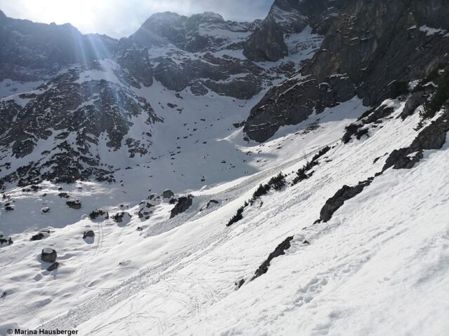 Eine von kleinen Nassschneerutschen beeinflusste Schneeoberfläche. Östliches Karwendel (Foto: 22.02.2023) Eine von kleinen Nassschneerutschen beeinflusste Schneeoberfläche. Östliches Karwendel (Foto: 22.02.2023)