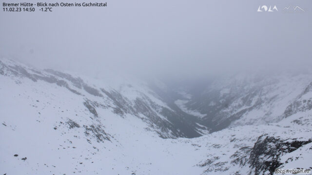 Webcambild Bremerhütte Richtung Osten. Samstag nachmittags, als die Wolkendecke kurzfristig am dichtesten war. Gebietsweise bildete sich aufgrund dieser Wolkenbedeckung übrigens an der Schneeoberfläche eine dünne Eislamelle (v.a. oberhalb etwa 2500m), während der Nacht vom 11.02. auf den 12.02. zusätlich auch noch Oberflächenreif.