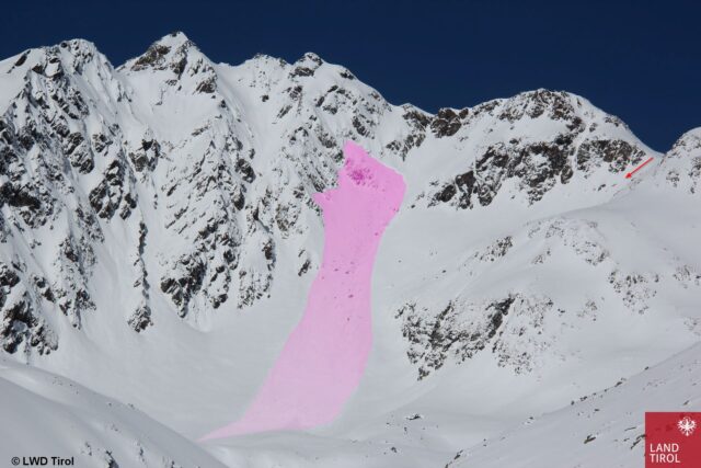Lawinenabgang Walfeskar (im Nahbereich der Lawine Breite Scharte). Eine 6-köpfige Gruppe befand sich bei der Abfahrt vom Zwieselbacher Rosskogel über das Walfeskar in Richtung Pforzheimer Hütte. Eine Person wurde von der Lawine erfasst, mitgerissen, teilverschüttet und verletzt. (Foto: 15.03.2023)