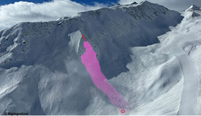 Lawinenabgang Alblittköpfe mit Einfahrtsspur und Verschüttungsstelle. Die verschüttete und verletzte Person gehörte einer Gruppe der "Dutch Freeride Championsship" an. Diese Gruppe fuhr während des Tages bereits einige Linien im freien Skiraum des Skigebietes Kappl. (Foto: 15.03.2023)