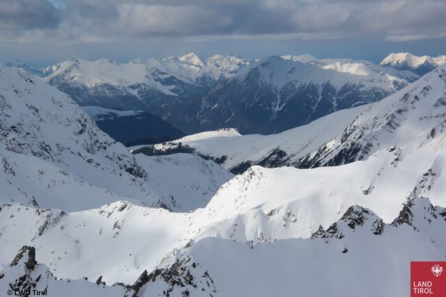 Das Wettergeschehen kann insbesondere im Frühjahr einen kurzfristig sehr massiven Einfluss auf die Schneedecke und die Lawinengefahr haben. Eine gute Lawinenprognose ist deshalb besonders herausfordernd. "König bei der Beurteilung der Lawinengefahr ist man deshalb nur direkt vor Ort" (Foto: 15.03.2023)