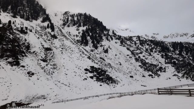 "Waschkuchlwetter" begünstigte dann zunehmend die Durchnässung der Schneedecke. Man erkennt am Bild einige spontane Lockerschneelawinen. Alpeiner Berge (Foto: 20.03.2023)