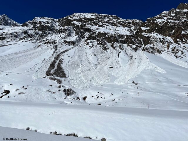 Nasse Lockerschneelawinen in der Silvretta vom 19.03.2023 um die Mittagszeit (Foto: 20.03.2023)