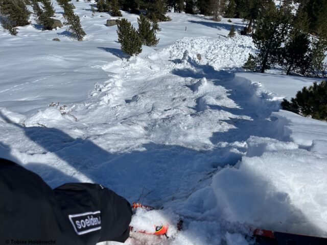 Lawinen konnten bewusst durch kleine Impulse ausgelöst werden. Die Schneedecke war hier durchnässt und locker. (Foto: 22.03.2023)