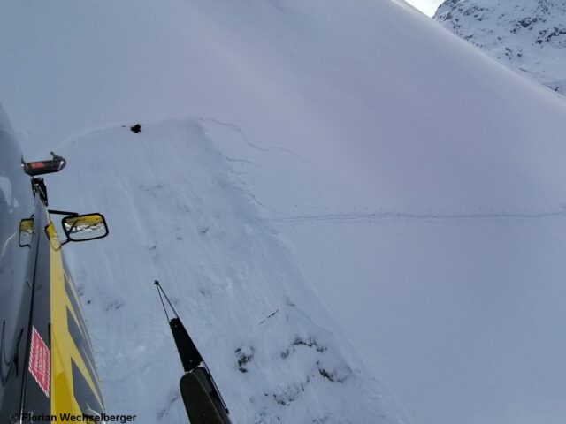 Aufstiegsspur und primärer Anrissbereich der Schneebrettlawine Nörderberg (Foto: 28.03.2023)