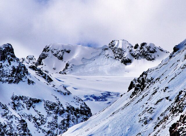 Die Schneebrettlawine am Hinteren Wilden Turm in den Alpeiner Bergen löste sich auf über 3000m ev. durch den Impuls eines Wechtenbruches oder aber sogar spontan. (Foto 30.03.2023) Die Schneebrettlawine am Hinteren Wilden Turm in den Alpeiner Bergen löste sich auf über 3000m ev. durch den Impuls eines Wechtenbruches oder aber sogar spontan. (Foto 30.03.2023)