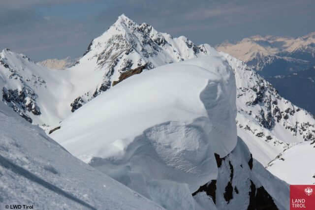 Wechten im Gratbereich als mögliche alpine Gefahr (Foto: 06.04.2023)