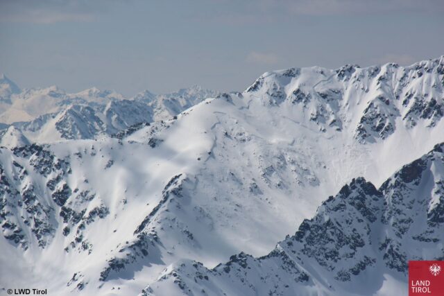 Das Archivbild vom 06.04.2023 zeigt einen großen Lawinenabgang in einem extrem steilen O-NO-Hang auf etwa 3000m in der Region Kühtai-Geigenkamm. Vereinzelt sind in den besonders neuschneereichen ähnliche, spontane Lawinenabgänge vorstellbar.