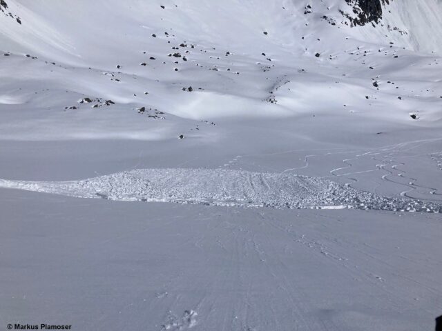 Schneebrettauslösung von Wintersportlern im Bereich des Flimjochs, Grenzgebiet Samnaungruppe / Schweiz; Nord 2700m 35° (Foto: 18.04.2023)
