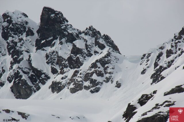 Wechten als drohende Gefahr, auch als mögliche große Zusatzbelastung auf die Schneedecke. Silvretta. (Foto: 27.04.2023) Wechten als drohende Gefahr, auch als mögliche große Zusatzbelastung auf die Schneedecke. Silvretta. (Foto: 27.04.2023)