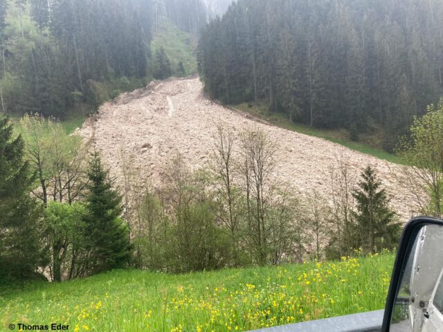 Lawinenabgang in den Nördlichen Zillertaler Alpen vom 08.05.2023. Der im Bereich des Lawinenkegels vorbeiziehende Wanderweg wurde vorsorglich gesperrt. (Foto: 08.05.2023)