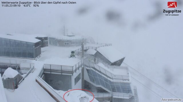 Auf dem Glasdach im Vordergrund erkennt man Risse, aber auch bereits einen Bereich, wo Schnee abgeglitten ist (Foto: 11.05.2023)