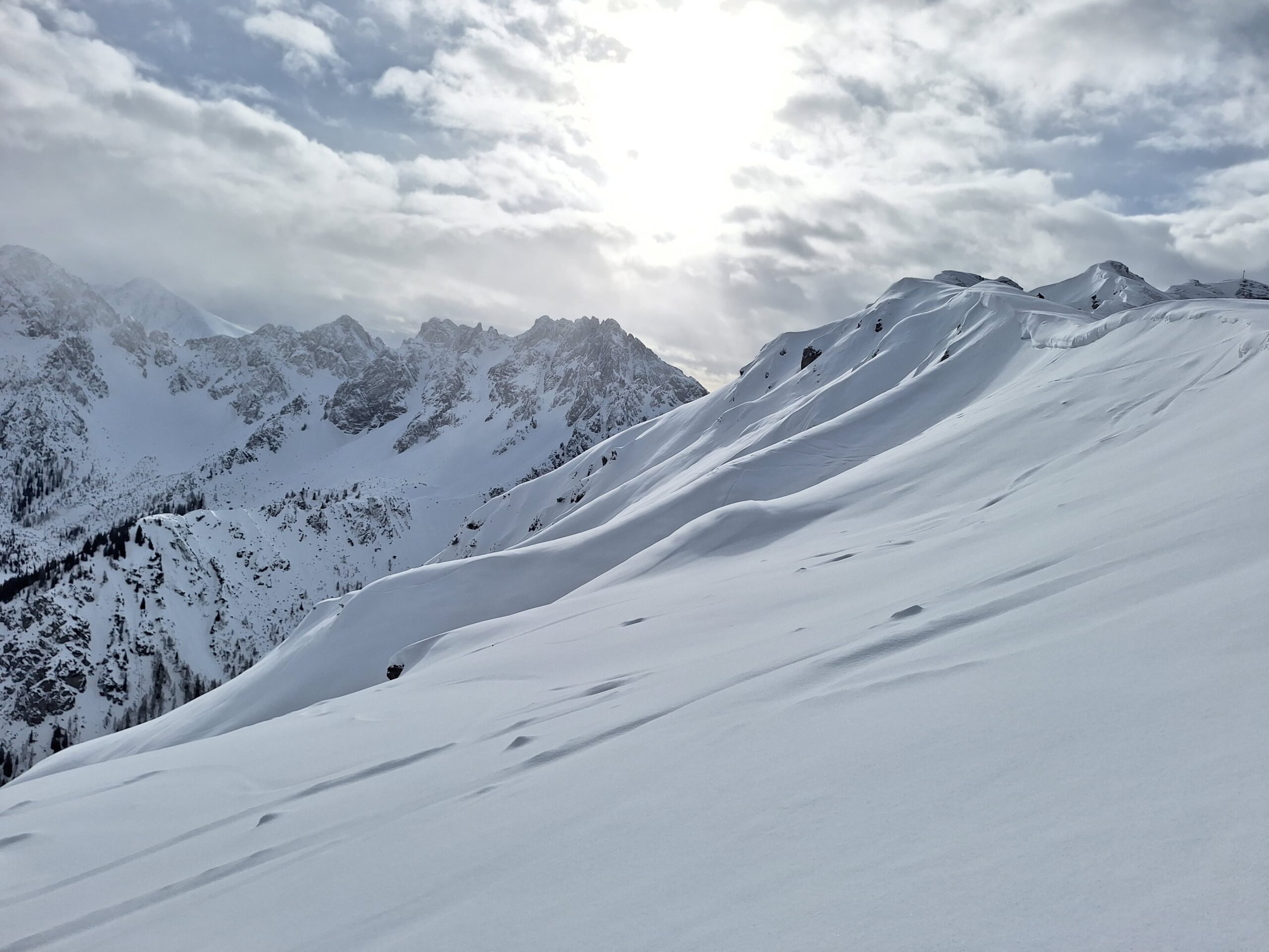 Triebschnee als Hauptgefahr – teilweise schwierig zu erkennen