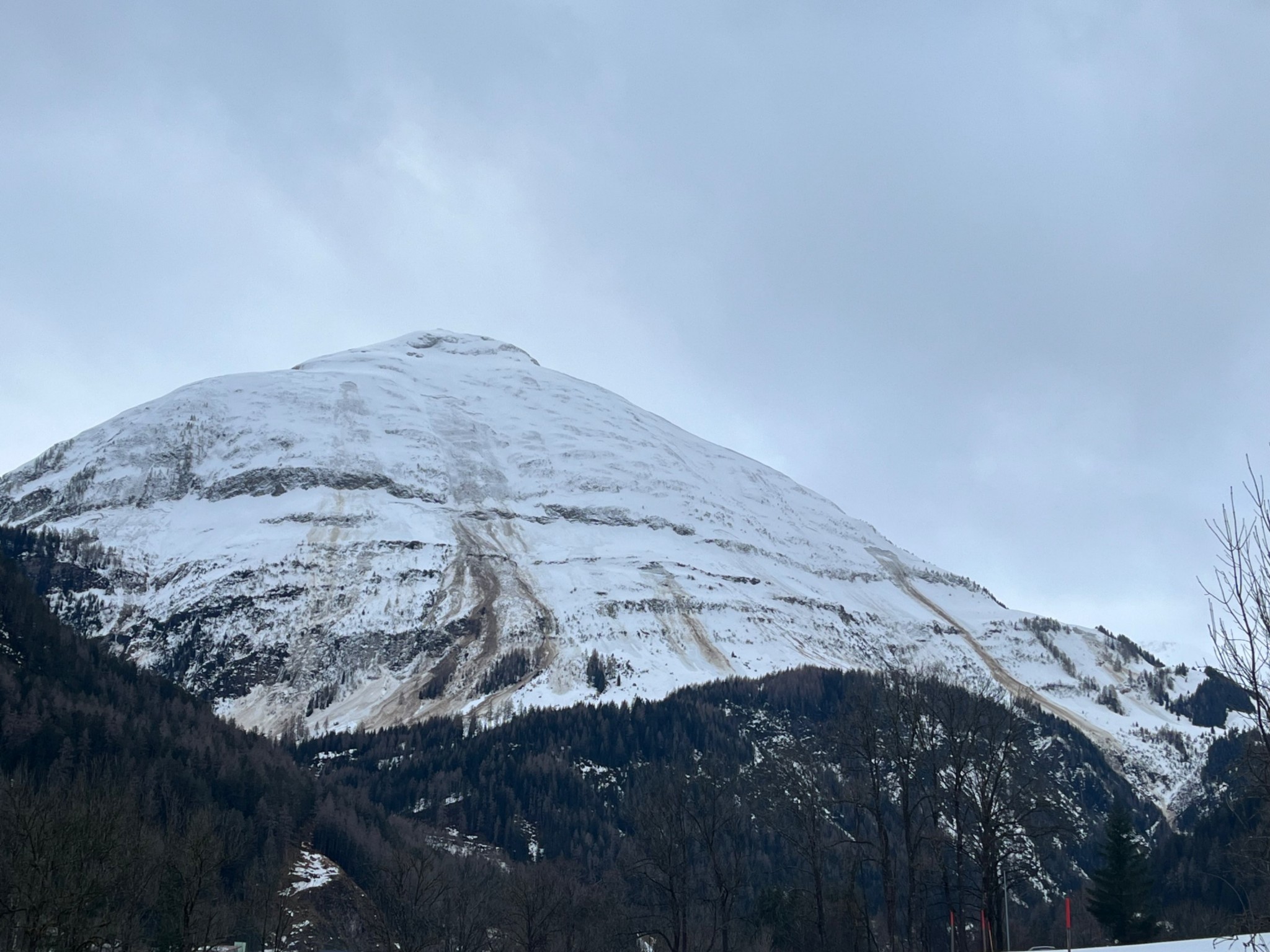Erhöhte Gleitschneeaktivität – in der Höhe Triebschnee
