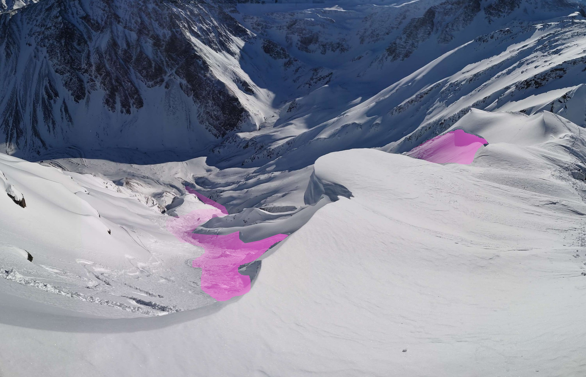 Gebietsweise oberhalb etwa 2600m oberflächennahes Altschneeproblem! Vorsicht v.a. in sehr steilen Sonnenhängen!
