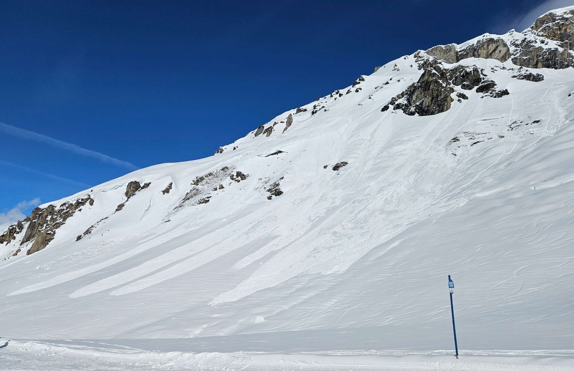 Zu dieser Jahreszeit reicht oft wenig direkte oder diffuse Strahlung aus, um den Neuschnee anzufeuchten. Dieser verliert dabei kurzfristig an Festigkeit und Lockerschneelawinen aus felsdurchsetztem Steilgelände sind die Konsequenz (Foto: 19.03.2024, ©Christian Riepl).